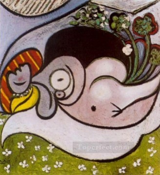 Pablo Picasso Painting - Desnudo acostado con flores 1932 Pablo Picasso